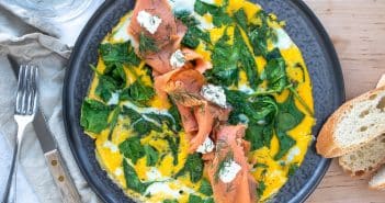 Omelet met zalm, gerookte zalm, spinazie, gebakken ei, luxe omelet recept, omelet speciaal, lunchen zonder brood