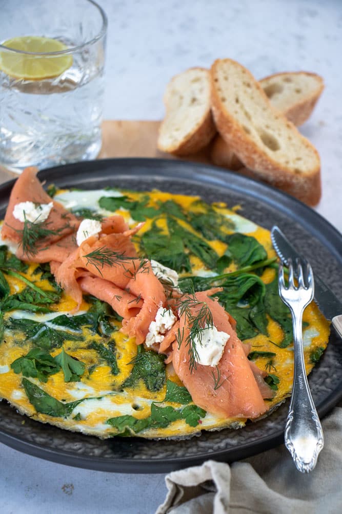 Omelet met zalm, gerookte zalm, spinazie, gebakken ei, luxe omelet recept, omelet speciaal, lunchen zonder brood