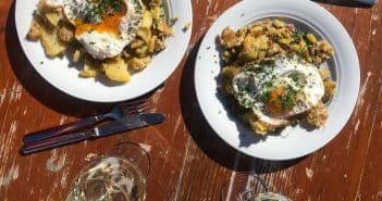 wintersport recepten, gerechten, tiroler grostl, kaiserschmarrn, wiener schnitzel, kartoffelsalat, gluhwein, apfelstrudel, kaasfondue, goulashsoep,