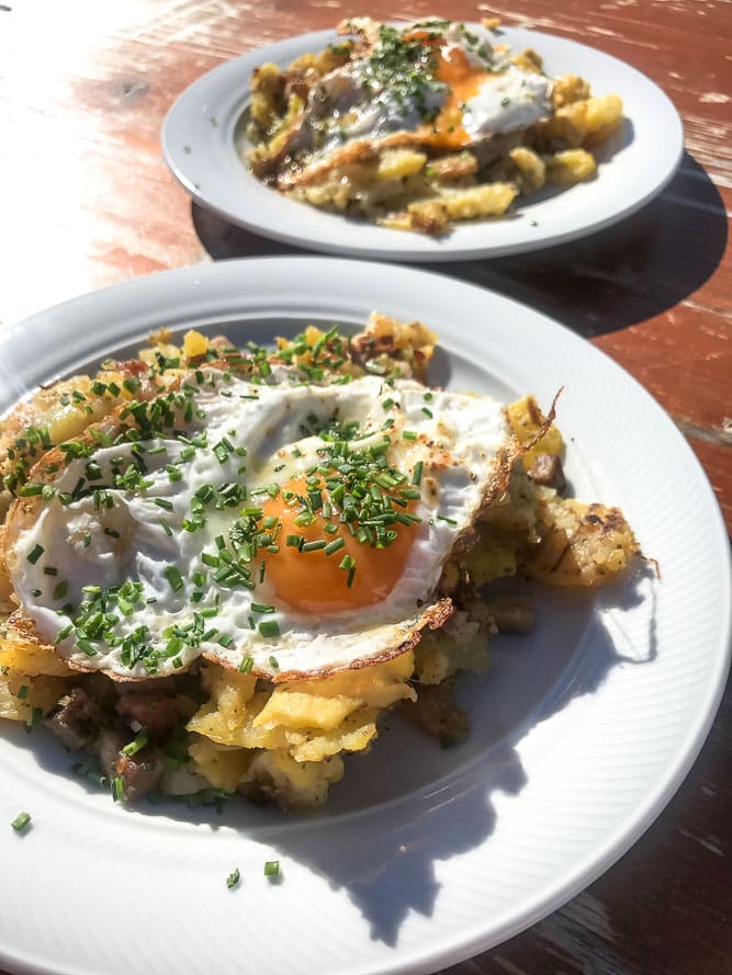 wintersport recepten, gerechten, tiroler grostl, kaiserschmarrn, wiener schnitzel, kartoffelsalat, gluhwein, apfelstrudel, kaasfondue, goulashsoep, 