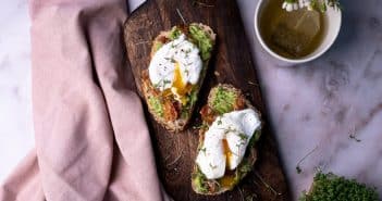 gepocheerd ei, ei pocheren, makkelijk recept, met avocado toast, en spek, luxe lunch, Pasen, brunch, ontbijt