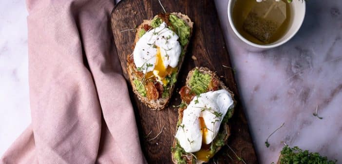 gepocheerd ei, ei pocheren, makkelijk recept, met avocado toast, en spek, luxe lunch, Pasen, brunch, ontbijt