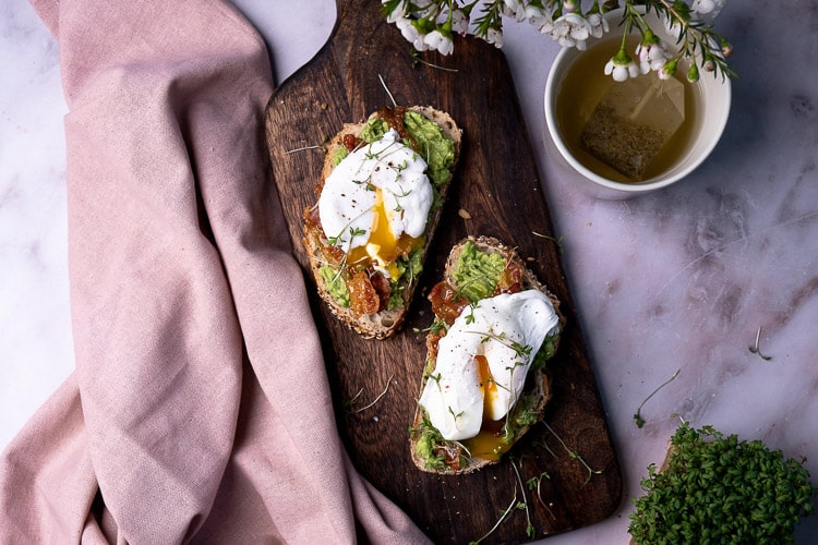 gepocheerd ei, ei pocheren, makkelijk recept, met avocado toast, en spek, luxe lunch, Pasen, brunch, ontbijt