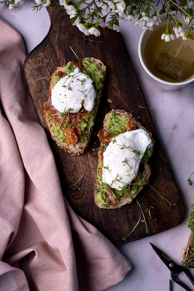 gepocheerd ei, ei pocheren, makkelijk recept, met avocado toast, en spek, luxe lunch, Pasen, brunch, ontbijt