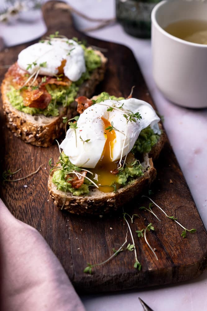 gepocheerd ei, ei pocheren, makkelijk recept, met avocado toast, en spek, luxe lunch, Pasen, brunch, ontbijt