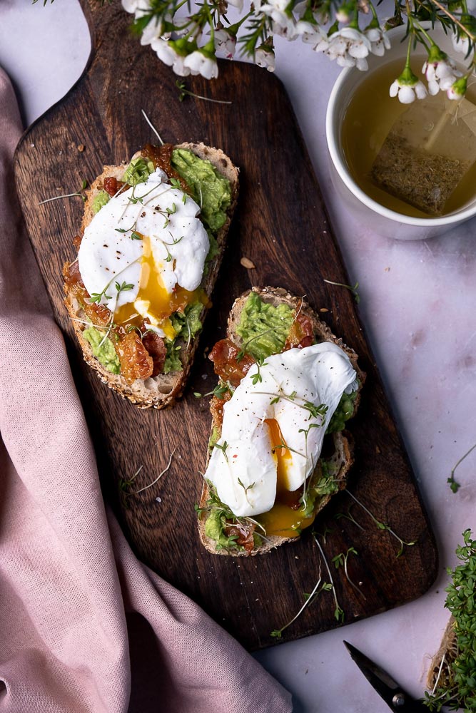 gepocheerd ei, ei pocheren, makkelijk recept, met avocado toast, en spek, luxe lunch, Pasen, brunch, ontbijt