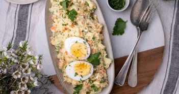 Huzarensalade Huzarensalade, zelf huzarensalade maken, origineel recept, simpel, klassieke salade, bbq bijgerecht, Pasen, opmaken, recept