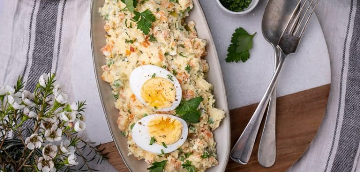 Huzarensalade, zelf huzarensalade maken, origineel recept, simpel, klassieke salade, bbq bijgerecht, Pasen, opmaken, recept