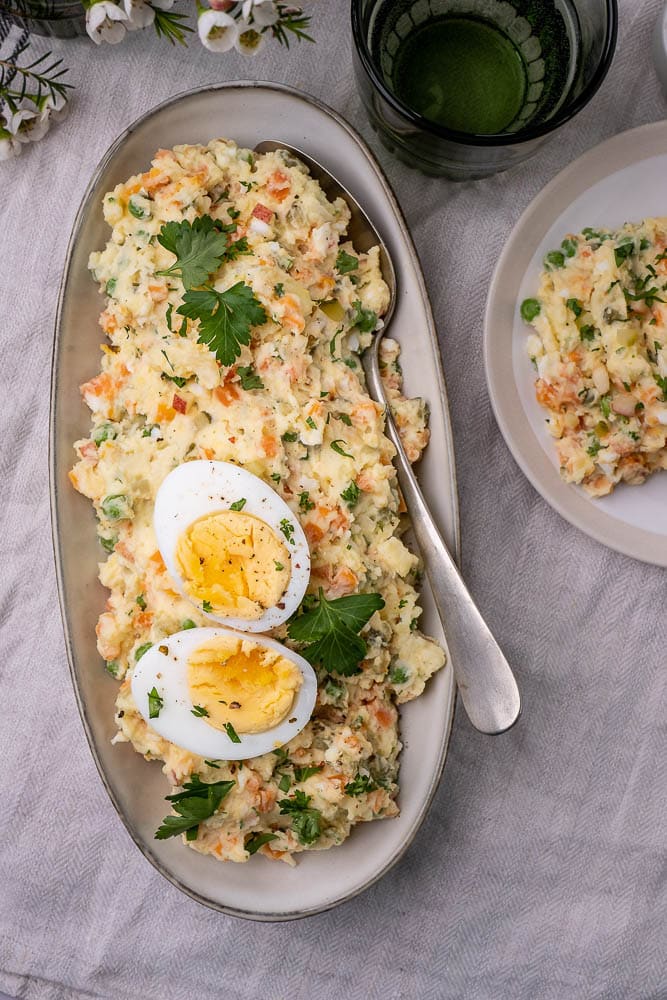 Huzarensalade, zelf huzarensalade maken, origineel recept, simpel, klassieke salade, bbq bijgerecht, Pasen, opmaken, recept