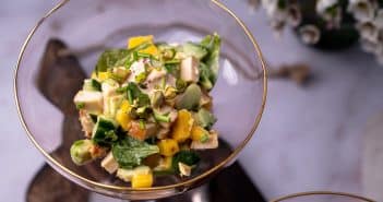 Kipcocktail met mango en avocado kipcocktail, kip cocktail, gerookte kip, gerookte kipfilet, mango, avocado, salade, voorgerecht, klassiek, kerst, pasen