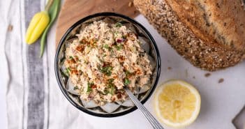 zalmsalade, zalm salade, recept, zalmslaatje, ouderwetse zalmsalade, klassieke zalmsalade, smeerbaar, voor op toast, borrel, borrelhapje, zalmsalade uit blik, luxe