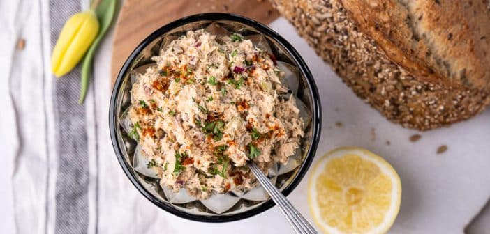 zalmsalade, zalm salade, recept, zalmslaatje, ouderwetse zalmsalade, klassieke zalmsalade, smeerbaar, voor op toast, borrel, borrelhapje, zalmsalade uit blik, luxe