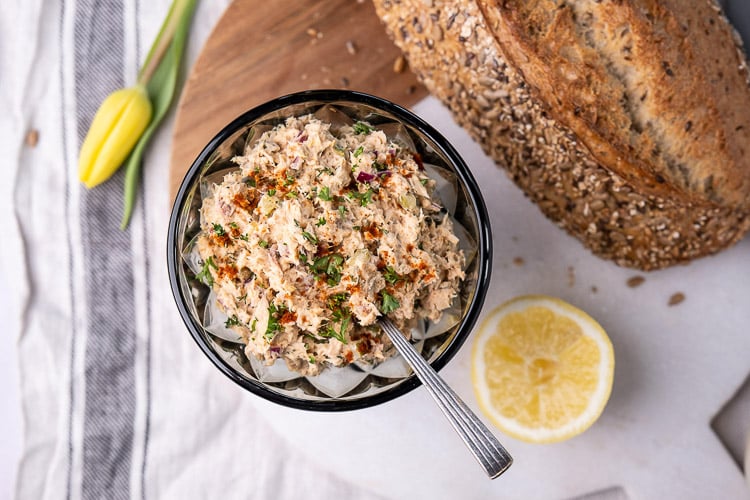 zalmsalade, zalm salade, recept, zalmslaatje, ouderwetse zalmsalade, klassieke zalmsalade, smeerbaar, voor op toast, borrel, borrelhapje, zalmsalade uit blik, luxe