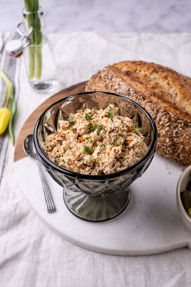 zalmsalade, zalm salade, recept, zalmslaatje, ouderwetse zalmsalade, klassieke zalmsalade, smeerbaar, voor op toast, borrel, borrelhapje, zalmsalade uit blik, luxe