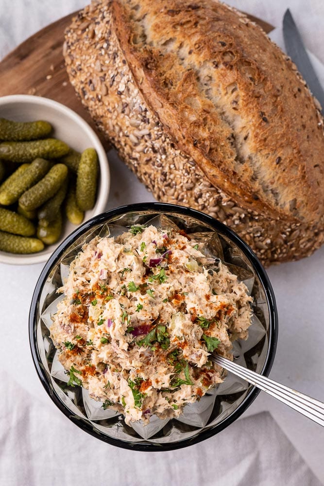 zalmsalade, zalm salade, recept, zalmslaatje, ouderwetse zalmsalade, klassieke zalmsalade, smeerbaar, voor op toast, borrel, borrelhapje, zalmsalade uit blik, luxe