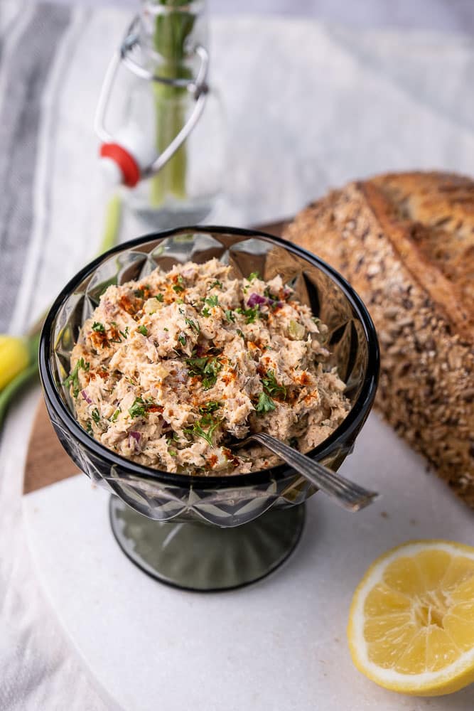 zalmsalade, zalm salade, recept, zalmslaatje, ouderwetse zalmsalade, klassieke zalmsalade, smeerbaar, voor op toast, borrel, borrelhapje, zalmsalade uit blik, luxe