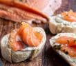 bruschetta met zalm, bruschetta zalm roomkaas, crostini met zalm, hapje met zalm, toastje met zalm, bruschetta recept