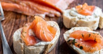 bruschetta met zalm, bruschetta zalm roomkaas, crostini met zalm, hapje met zalm, toastje met zalm, bruschetta recept