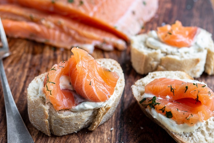 bruschetta met zalm, bruschetta zalm roomkaas, crostini met zalm, hapje met zalm, toastje met zalm, bruschetta recept