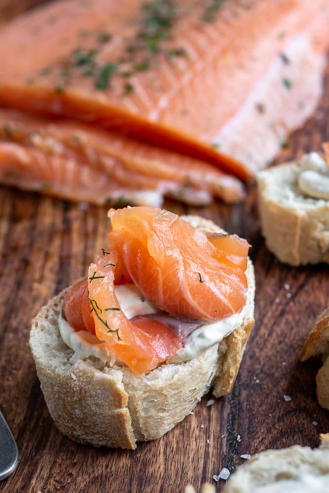 bruschetta met zalm, bruschetta zalm roomkaas, crostini met zalm, hapje met zalm, toastje met zalm, bruschetta recept