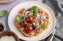 spaghetti alla puttanesca, pasta puttanesca, klassiek Italiaans recept, origineel recept, pasta met olijven, kappertjes, anjovis en tomaten