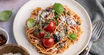 Spaghetti alla Puttanesca spaghetti alla puttanesca, pasta puttanesca, klassiek Italiaans recept, origineel recept, pasta met olijven, kappertjes, anjovis en tomaten