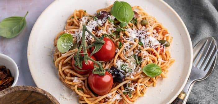 spaghetti alla puttanesca, pasta puttanesca, klassiek Italiaans recept, origineel recept, pasta met olijven, kappertjes, anjovis en tomaten