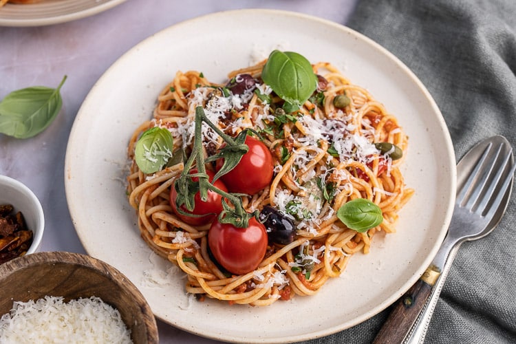 spaghetti alla puttanesca, pasta puttanesca, klassiek Italiaans recept, origineel recept, pasta met olijven, kappertjes, anjovis en tomaten