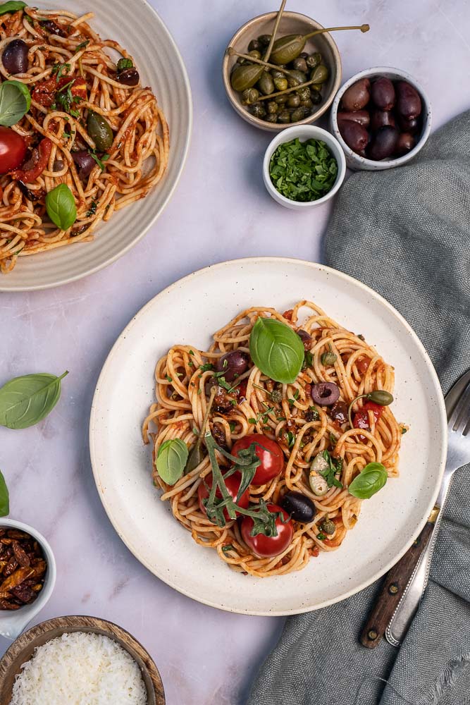 spaghetti alla puttanesca, pasta puttanesca, klassiek Italiaans recept, origineel recept, pasta met olijven, kappertjes, anjovis en tomaten