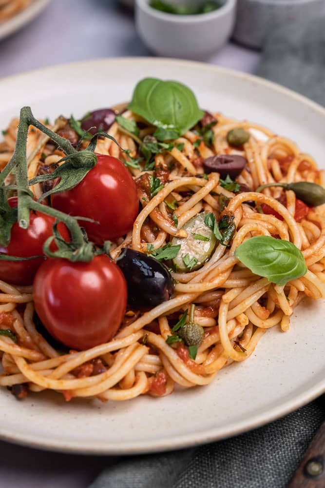 spaghetti alla puttanesca, pasta puttanesca, klassiek Italiaans recept, origineel recept, pasta met olijven, kappertjes, anjovis en tomaten