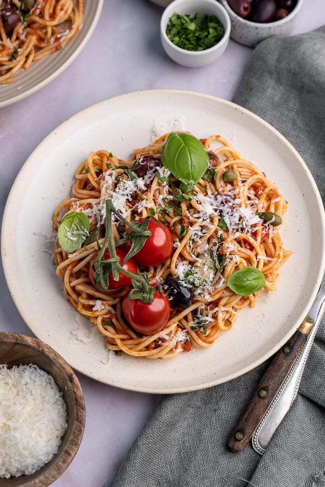 spaghetti alla puttanesca, pasta puttanesca, klassiek Italiaans recept, origineel recept, pasta met olijven, kappertjes, anjovis en tomaten