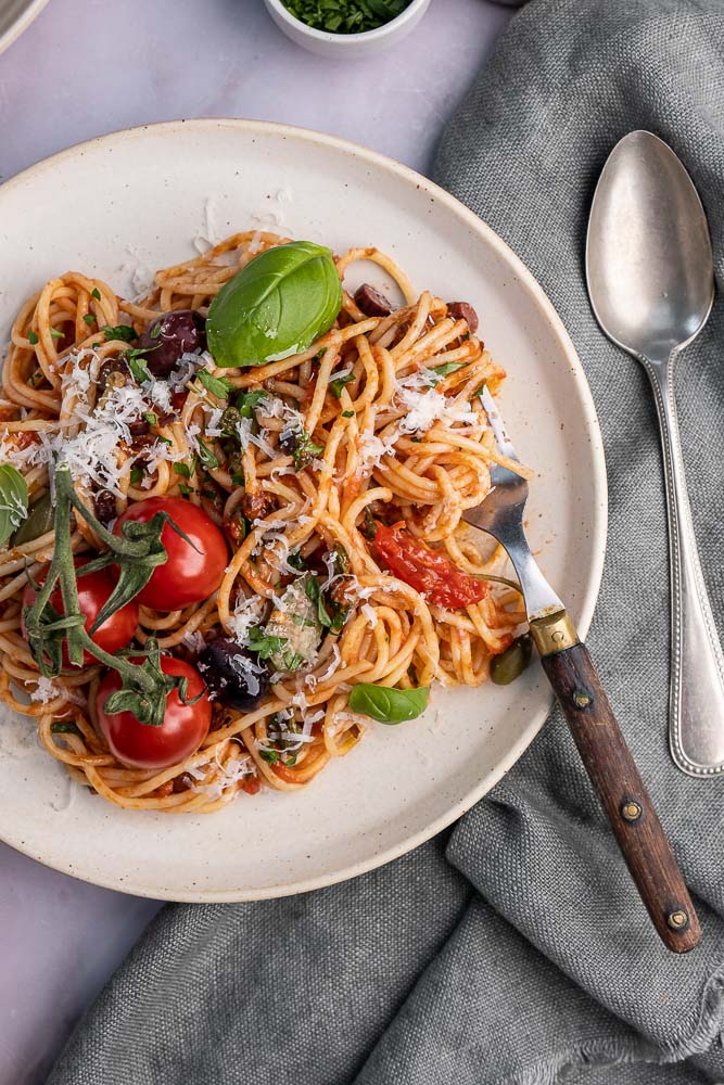 spaghetti alla puttanesca, pasta puttanesca, klassiek Italiaans recept, origineel recept, pasta met olijven, kappertjes, anjovis en tomaten