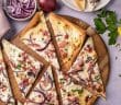flammkuchen met spek en ui, recept klassieke flammkuchen uit de Elzas, borrel, snack, Pasen, brunch, plaattaart