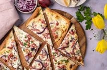 flammkuchen met spek en ui, recept klassieke flammkuchen uit de Elzas, borrel, snack, Pasen, brunch, plaattaart