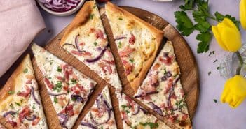 Flammkuchen met spek en ui flammkuchen met spek en ui, recept klassieke flammkuchen uit de Elzas, borrel, snack, Pasen, brunch, plaattaart