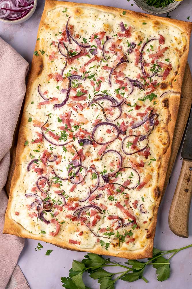 flammkuchen met spek en ui, recept klassieke flammkuchen uit de Elzas, borrel, snack, Pasen, brunch, plaattaart