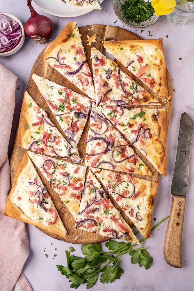 flammkuchen met spek en ui, recept klassieke flammkuchen uit de Elzas, borrel, snack, Pasen, brunch, plaattaart