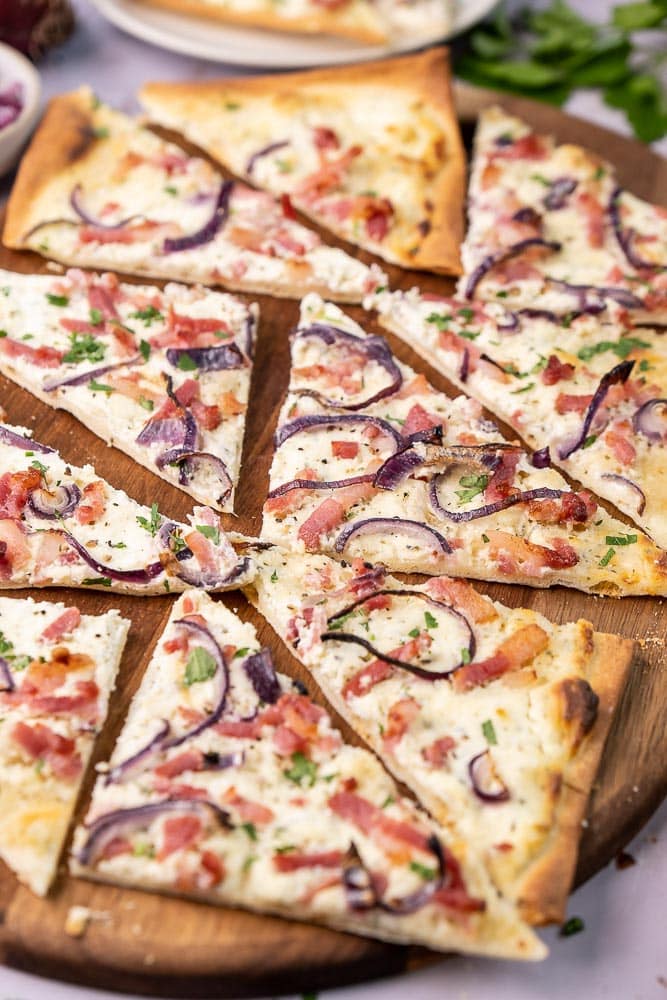 flammkuchen met spek en ui, recept klassieke flammkuchen uit de Elzas, borrel, snack, Pasen, brunch, plaattaart