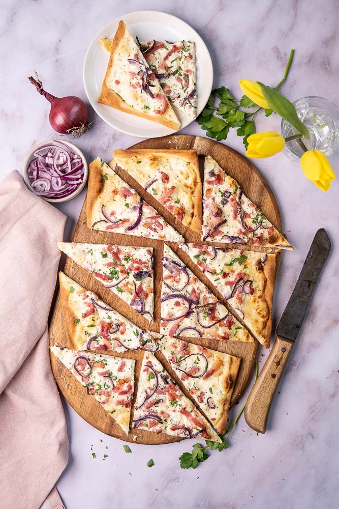 flammkuchen met spek en ui, recept klassieke flammkuchen uit de Elzas, borrel, snack, Pasen, brunch, plaattaart