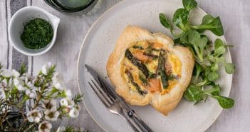 Mini quiche met zalm en asperges mini quiche zalm, mini quiches, mini quiche recept, groene asperges, zelf mini quiche maken, recepten, gezonde mini quiches, mini hartige taart