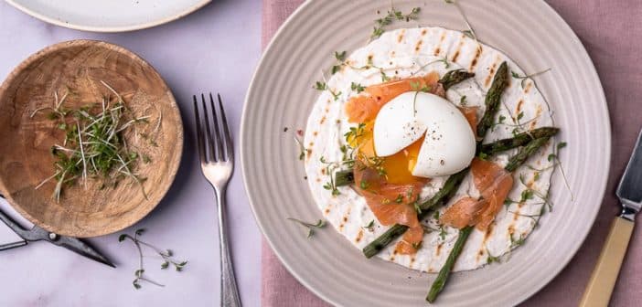 Ontbijt wraps met zalm en ei, ontbijtwraps gerookte zalm, tortilla, recept, quesadilla, ontbijttortilla, gerookte zalm, roomkaas, groene asperges, avocado, luxe, Pasen