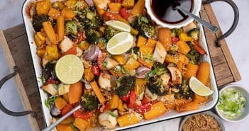 Kip met zoete aardappel uit de oven Kip met zoete aardappel uit de oven, ovenschotel kip zoete aardappel, gemarineerde kip uit de oven, traybake recept, Oosterse marinade, ketjap, honing