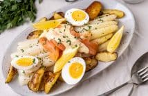 Asperges met gerookte zalm, asperges met zalm, krieltjes, gekookt ei, recept, zelf Hollandaise saus maken, zelfgemaakte Hollandaisesaus, witte asperges, Hollandse asperges, klassiek recept