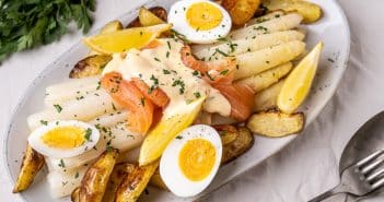 Asperges met gerookte zalm, asperges met zalm, krieltjes, gekookt ei, recept, zelf Hollandaise saus maken, zelfgemaakte Hollandaisesaus, witte asperges, Hollandse asperges, klassiek recept