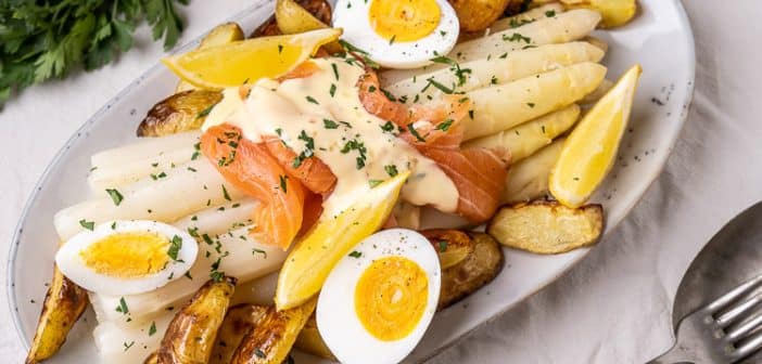 Asperges met gerookte zalm, asperges met zalm, krieltjes, gekookt ei, recept, zelf Hollandaise saus maken, zelfgemaakte Hollandaisesaus, witte asperges, Hollandse asperges, klassiek recept