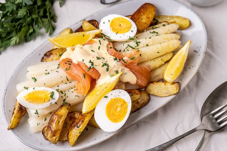 Asperges met gerookte zalm, asperges met zalm, krieltjes, gekookt ei, recept, zelf Hollandaise saus maken, zelfgemaakte Hollandaisesaus, witte asperges, Hollandse asperges, klassiek recept