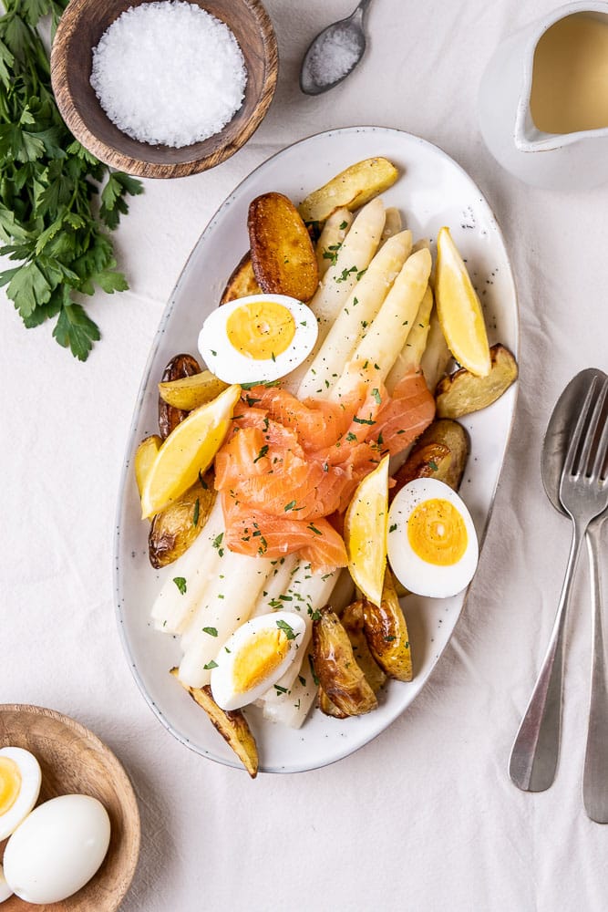 Asperges met gerookte zalm, asperges met zalm, krieltjes, gekookt ei, recept, zelf Hollandaise saus maken, zelfgemaakte Hollandaisesaus, witte asperges, Hollandse asperges, klassiek recept