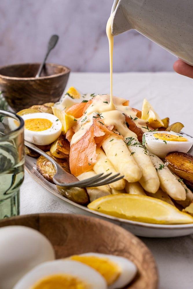 Asperges met gerookte zalm, asperges met zalm, krieltjes, gekookt ei, recept, zelf Hollandaise saus maken, zelfgemaakte Hollandaisesaus, witte asperges, Hollandse asperges, klassiek recept