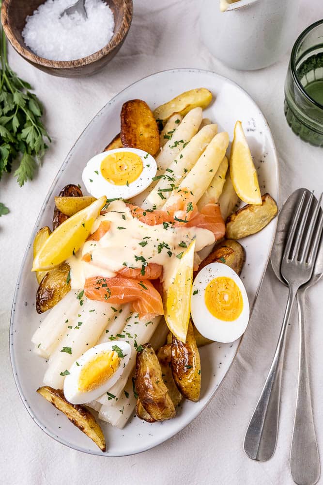 Asperges met gerookte zalm, asperges met zalm, krieltjes, gekookt ei, recept, zelf Hollandaise saus maken, zelfgemaakte Hollandaisesaus, witte asperges, Hollandse asperges, klassiek recept