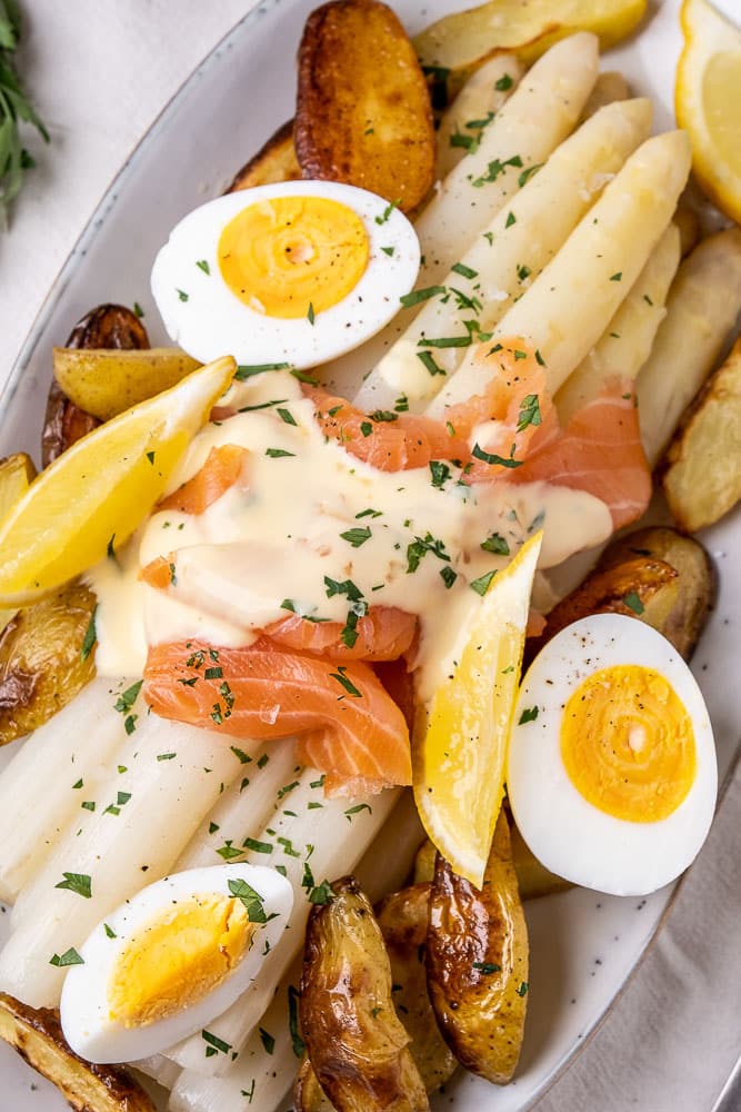 Asperges met gerookte zalm, asperges met zalm, krieltjes, gekookt ei, recept, zelf Hollandaise saus maken, zelfgemaakte Hollandaisesaus, witte asperges, Hollandse asperges, klassiek recept